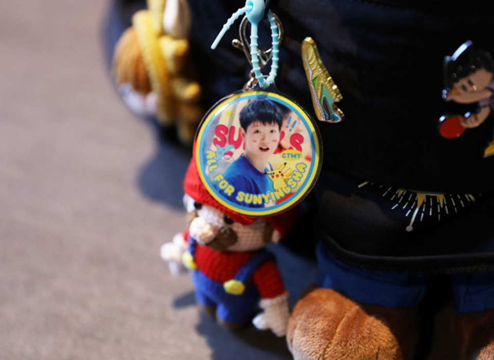 打法和反手, 都洋溢着对, 佩戴相关周