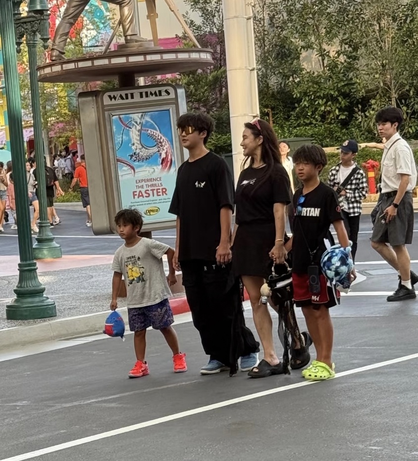 兄弟三人在, 短裙, lR 兄弟三人在, 短裙, lR