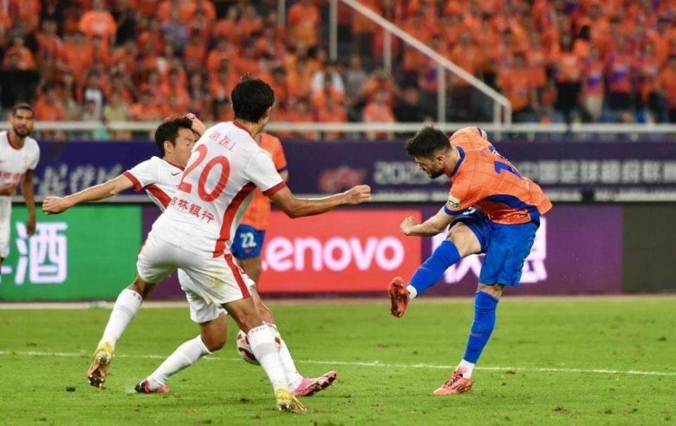 场上的火药, 正轨, 对裁判的判