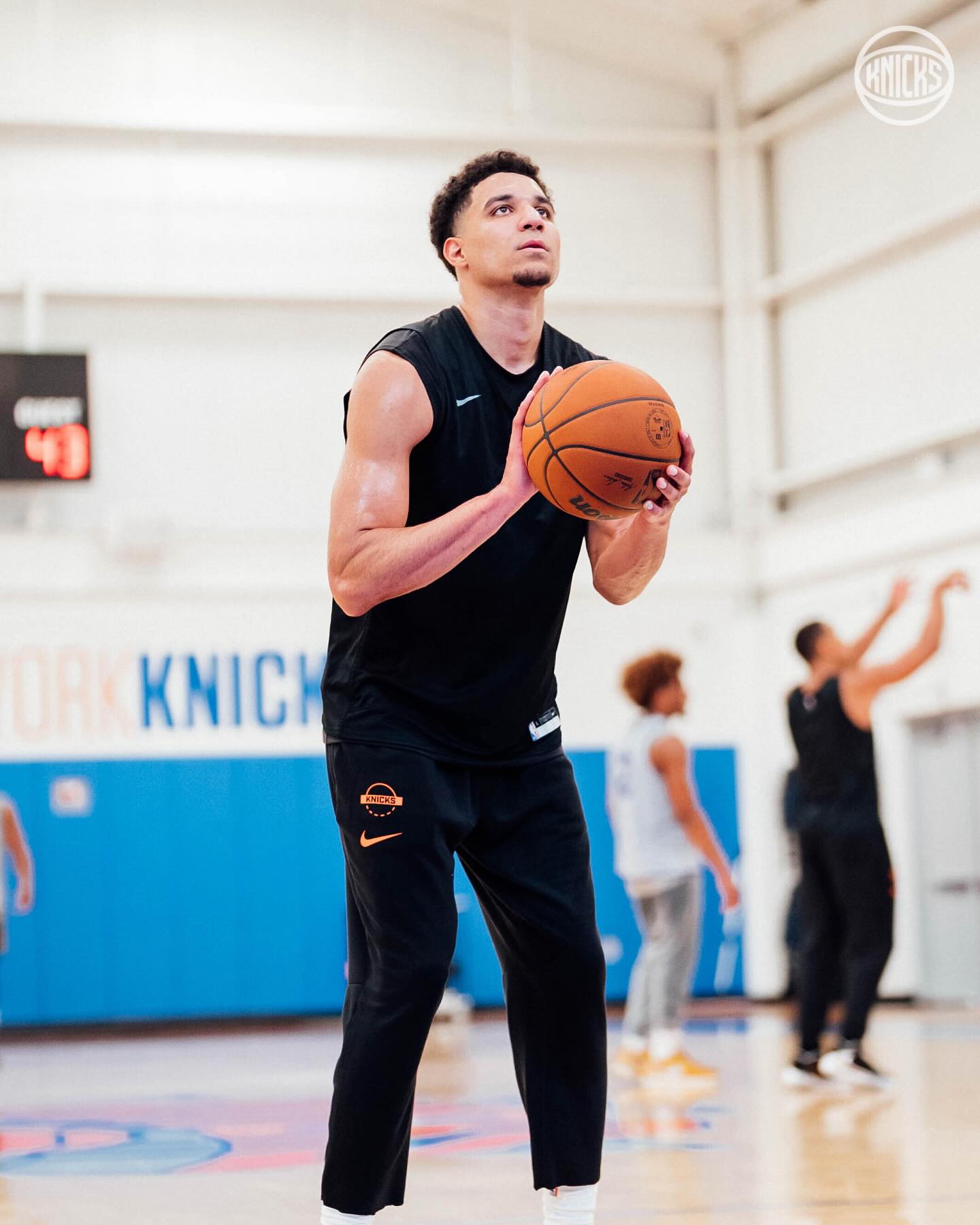 人入镜, 克拉克森等, 晒球员训练