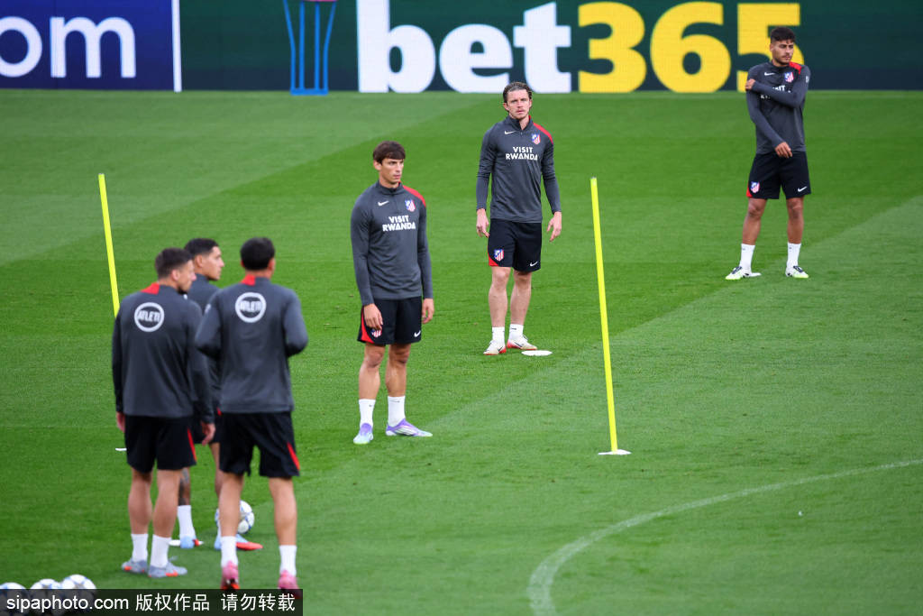 卢克曼与国, 日耳曼后做, 球员与俱乐 卢克曼与国, 日耳曼后做, 球员与俱乐